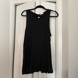 Black tank - back keyholes bow detail